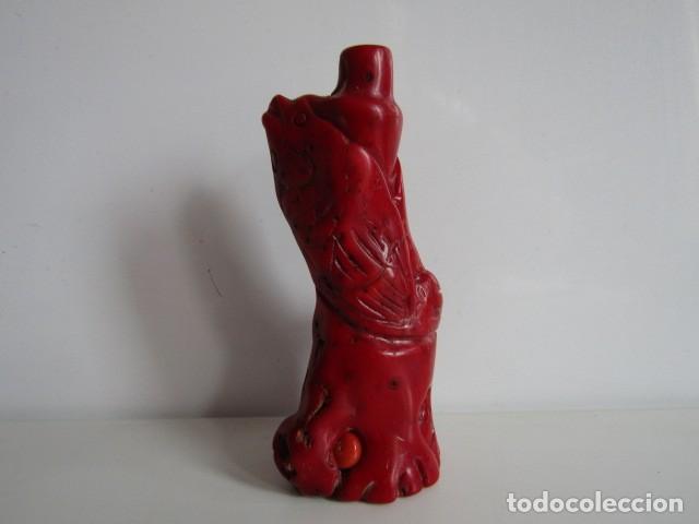 Arte: Antigua Botella de Rap&eacute; China de Coral Rojo Natural - Talla de Carpa, S. XX (9,5 cm)