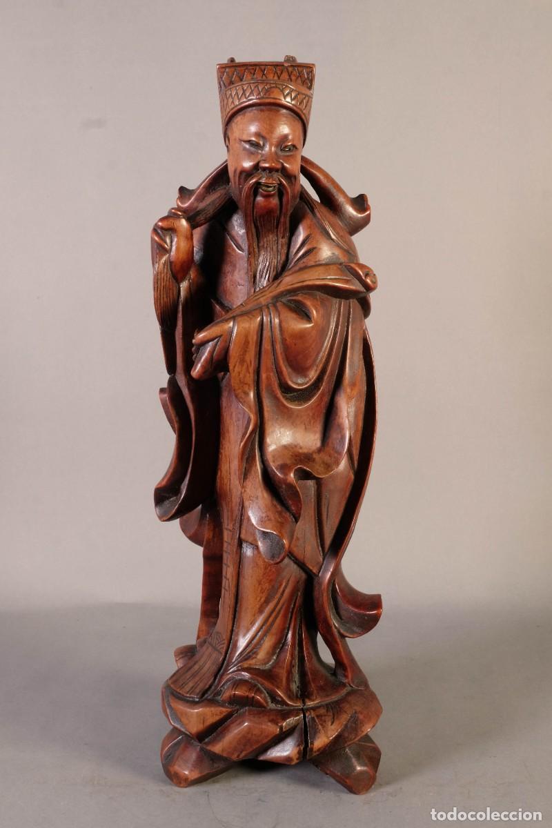 Arte: Figura de sabio chino en madera tallada. Siglo XX.