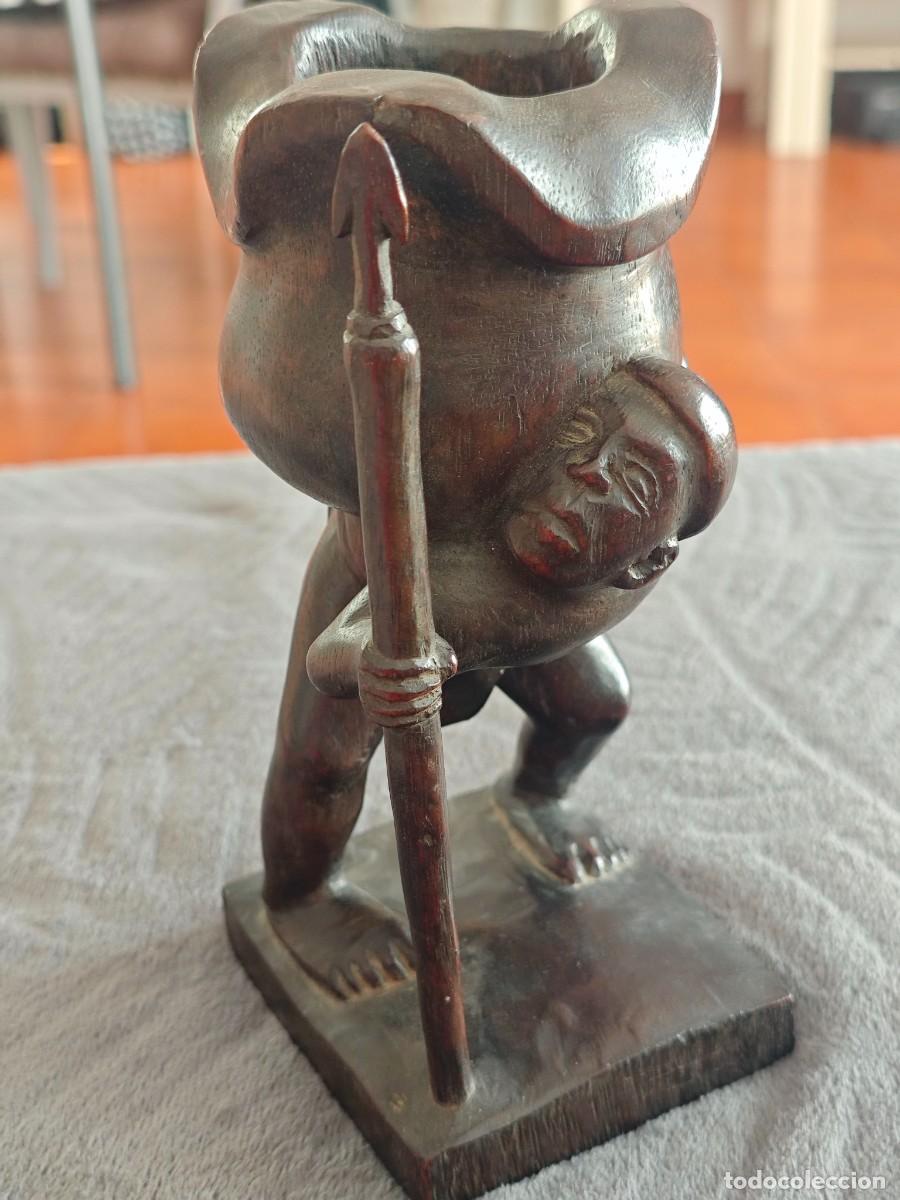 Arte: Figura vintage de madera tallada de un guerrero con lanza &mdash; escultura etnogr&aacute;fica.
