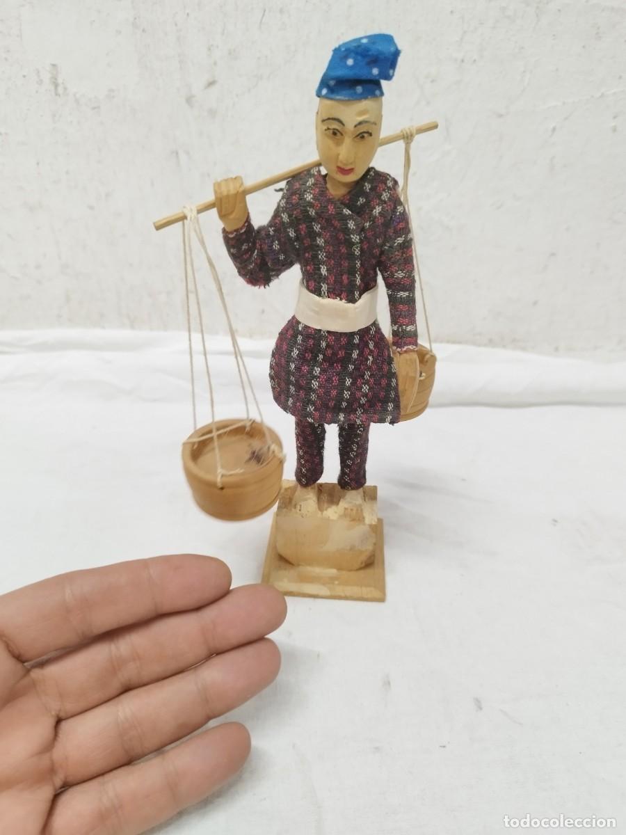 Arte: Antigua mu&ntilde;eca &eacute;tnica de Nepal - Campesino Jyapu tallado en madera con cestos, Vintage.