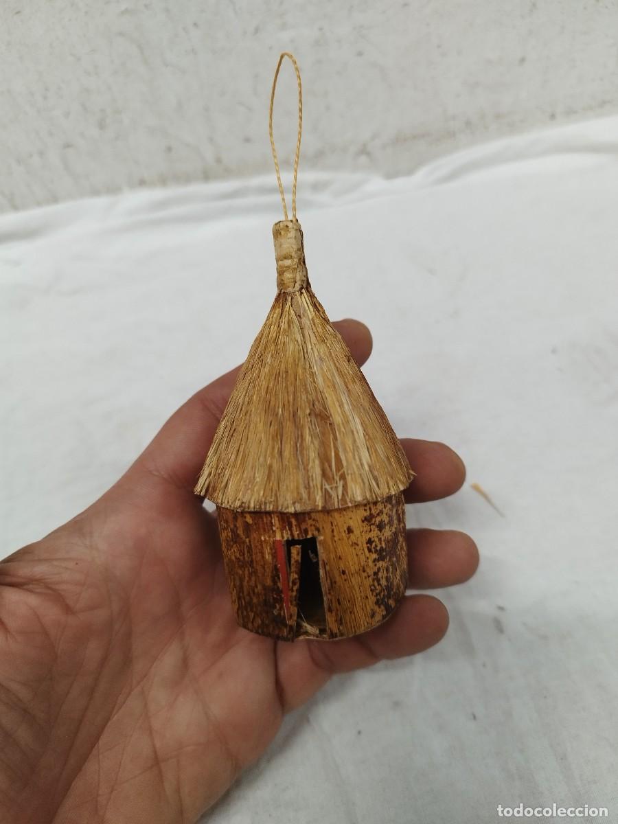 Arte: Adorno Colgante Caba&ntilde;a Africana Artesanal - Choza de Paja en Miniatura r&uacute;stica.