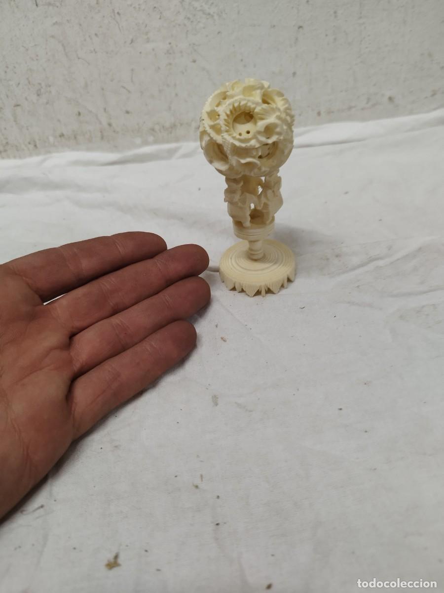 Arte: Antigua Bola de Cant&oacute;n tallada a mano con pedestal &ndash; Esfera de la vida. Parece hueso tallado?