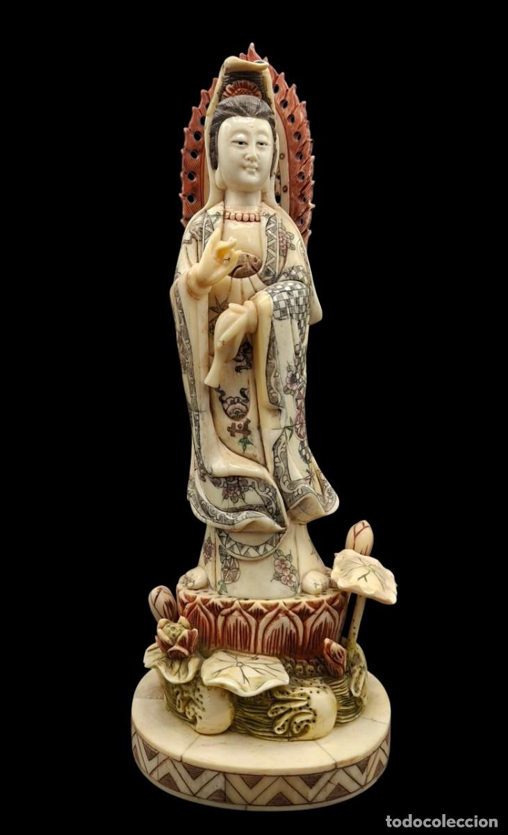 Arte: Figura oriental de Guanyin deidad budista tallada en hueso