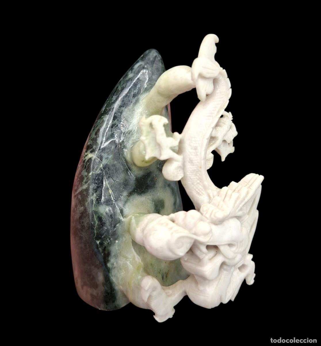 Arte: Escultura o pisapapeles chino tallado con dragon y colmillo en piedra de dos colores