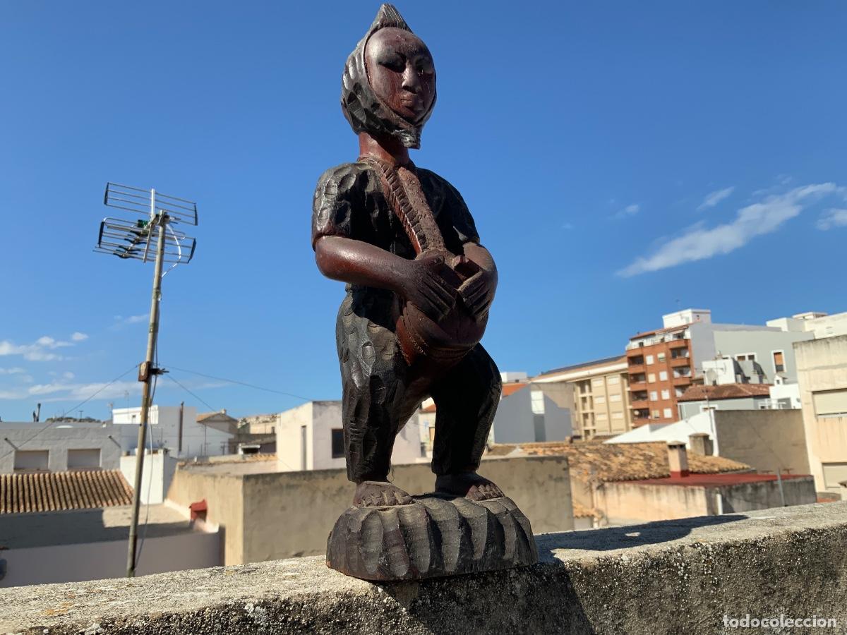 Arte: Curiosa figura tocando el tambor tallada en madera noble, arte etnico africano, 35cm, 1202gr.