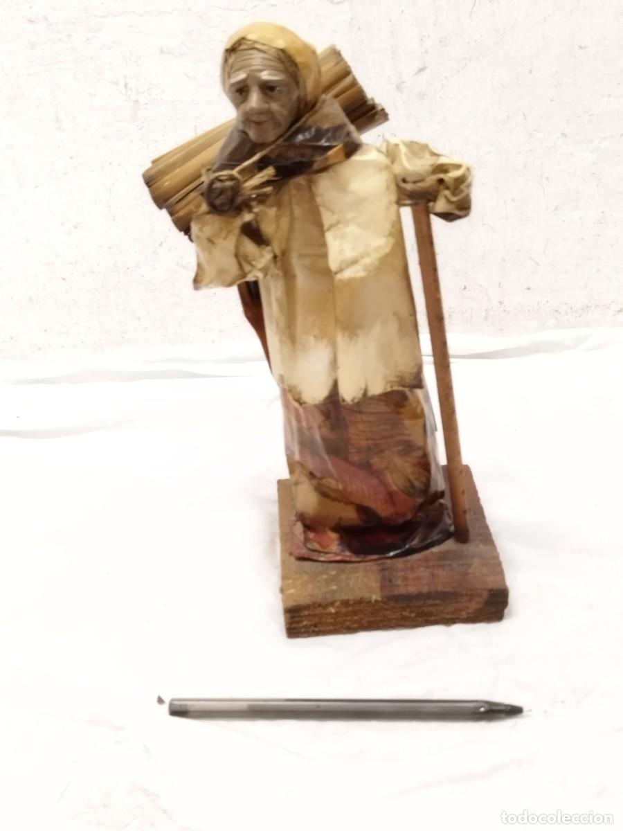 Arte: Curiosa figura de papel mach&eacute; vintage - Anciana campesina mexicana con bast&oacute;n y fardo.