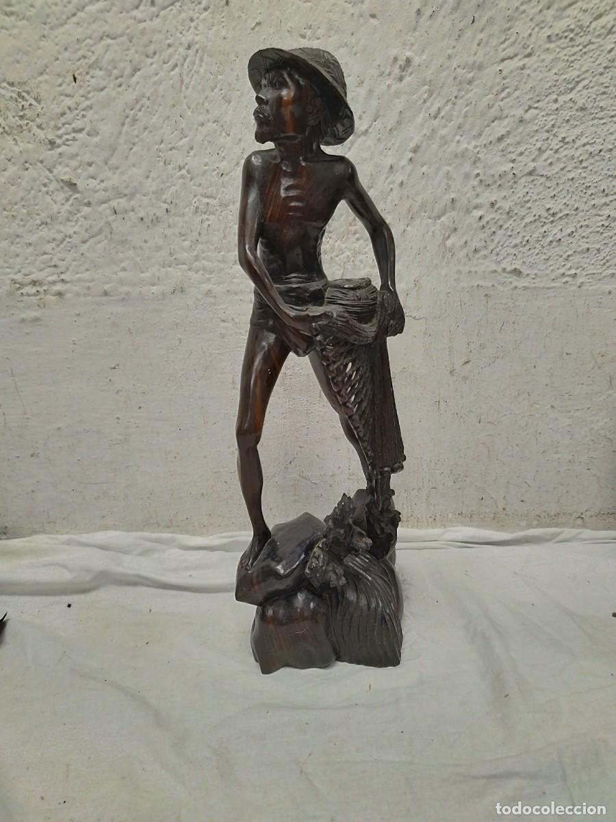 Arte: Antigua figura de Bali de pescador con red de pescar. En madera tallada de calidad Con peque&ntilde;a falta
