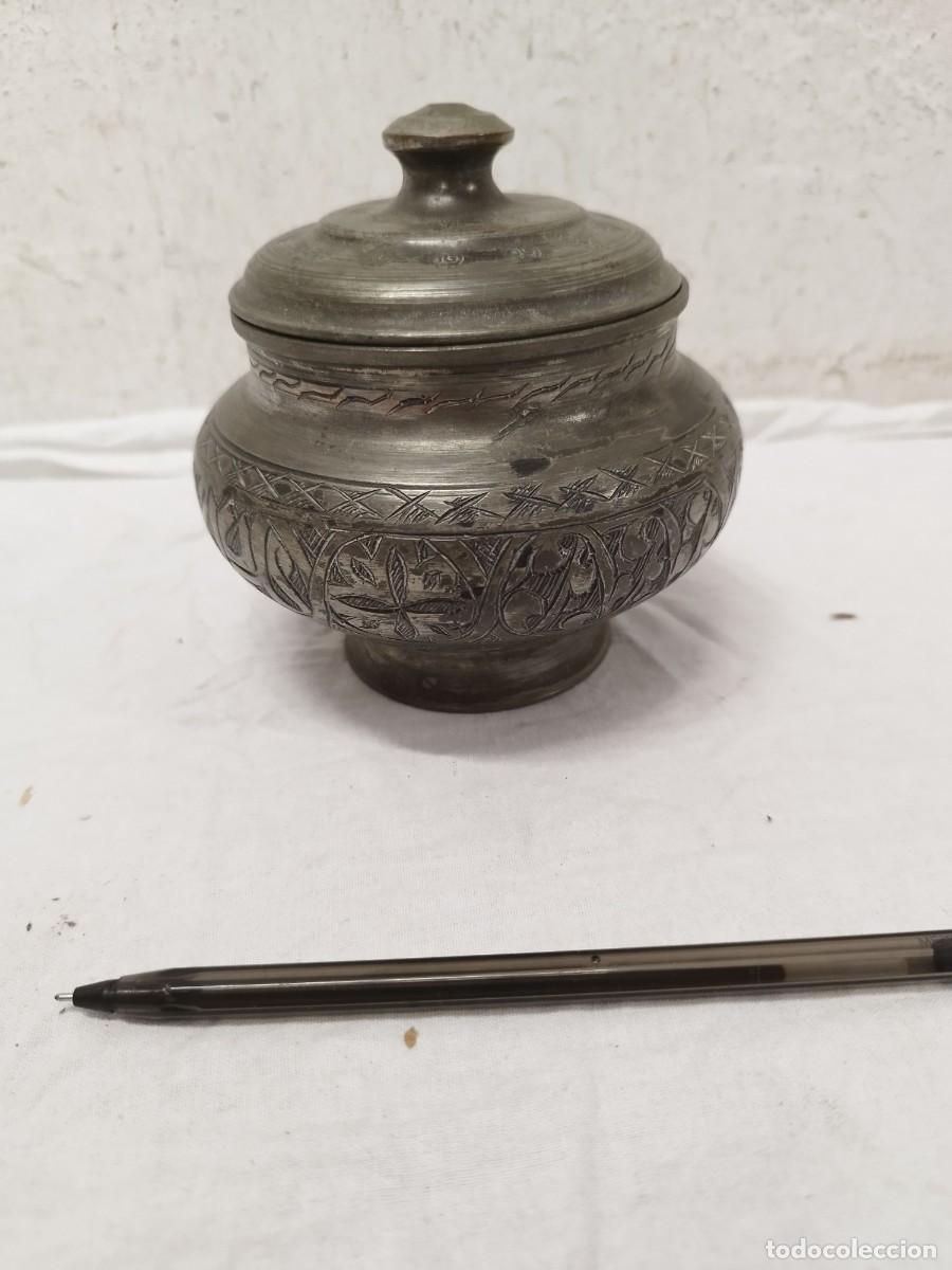 Arte: Antiguo cuenco o bol oriental isl&aacute;mico con tapa. Otomano o Persa. Metal trabajado. Etnico.