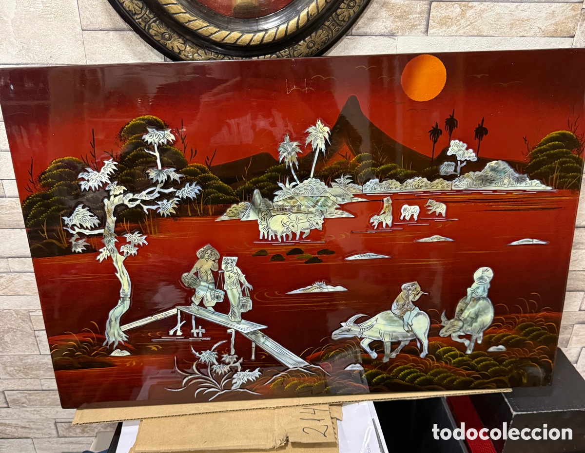 Arte: Precioso cuadro asi&aacute;tico lacado en rojo y negro, incrustaciones de n&aacute;car