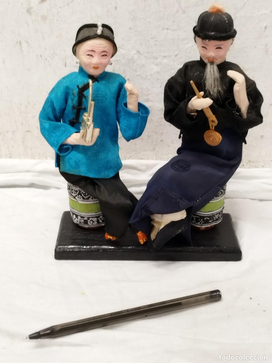 Arte: &bull; Pareja Figuras Asi&aacute;ticas Vintage de Ancianos con Trajes Tradicionales y Accesorios Taiw&aacute;n