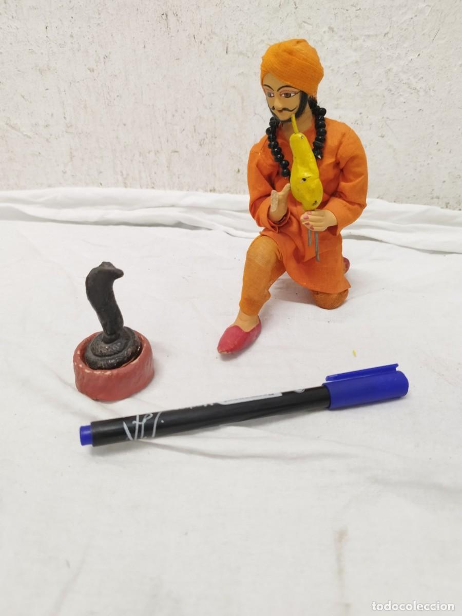 Kunst: Antigua &rdquo;Figura Artesanal India Encantador De Serpientes Cobra - Vintage Tradicional. Mano con falta