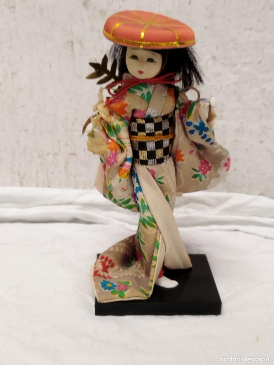 Arte: Antigua Mu&ntilde;eca Japonesa Tradicional Vintage - Geisha con Kimono y Sombrero, Base de Madera.