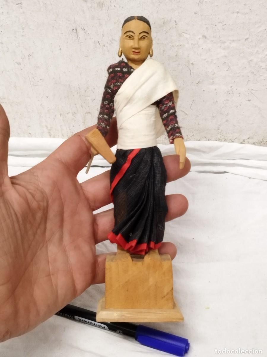 Arte: Antigua Mu&ntilde;eca &Eacute;tnica De Nepal - Madera Tallada A Mano - Traje Tradicional Newari / Jyapu.