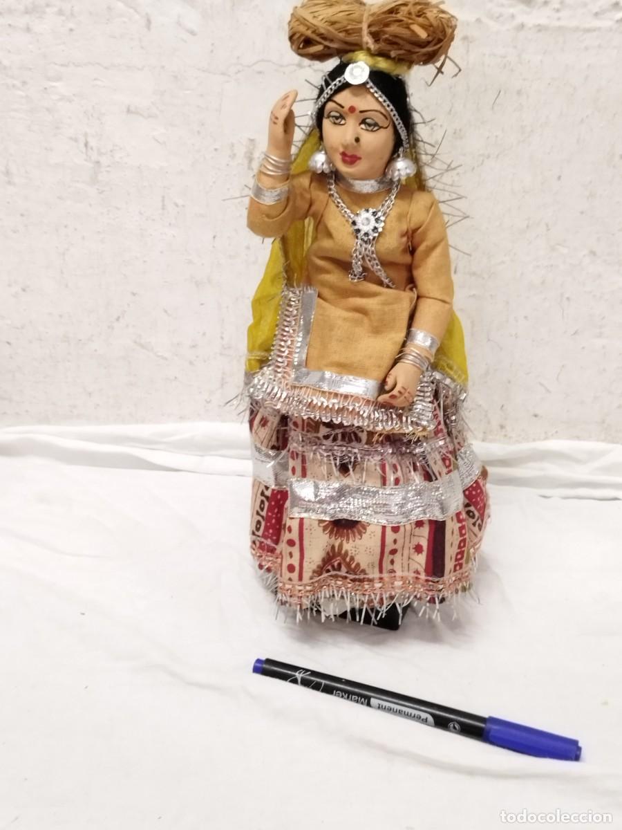 Arte: Antigua Mu&ntilde;eca Artesanal de la India &ndash; Figura Tradicional de Rajast&aacute;n con Traje &Eacute;tnico.