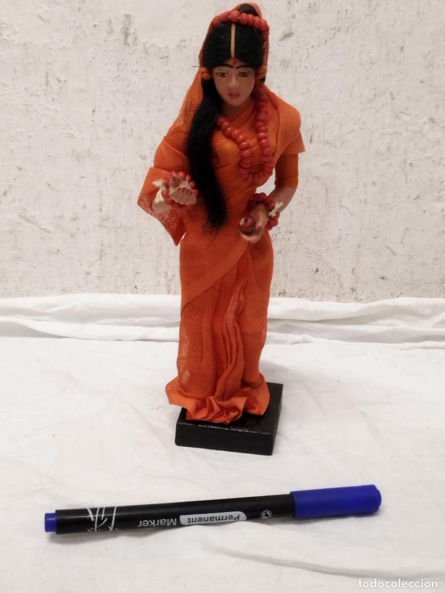 Arte: Antigua Figura Mu&ntilde;eca Artesanal de la India con Sari Naranja y Peana.