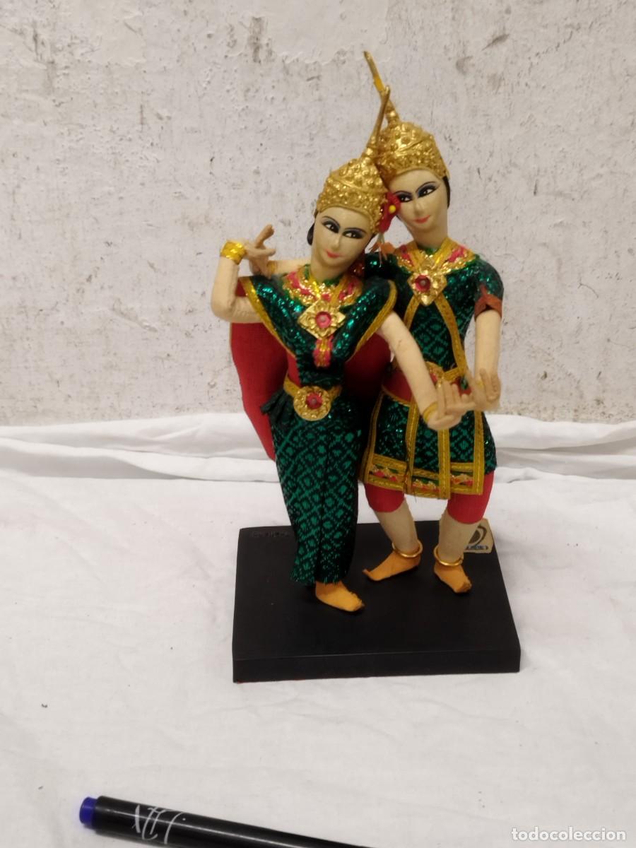 Arte: Antigua Pareja de figuras bailarines tradicionales de Tailandia vintage.