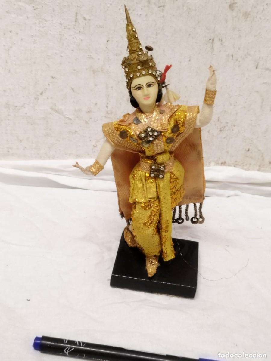 Arte: Antigua Mu&ntilde;eca de Bailarina Tailandesa Vintage - Traje T&iacute;pico de Siam y Corona Dorada - A&ntilde;os 60-70.