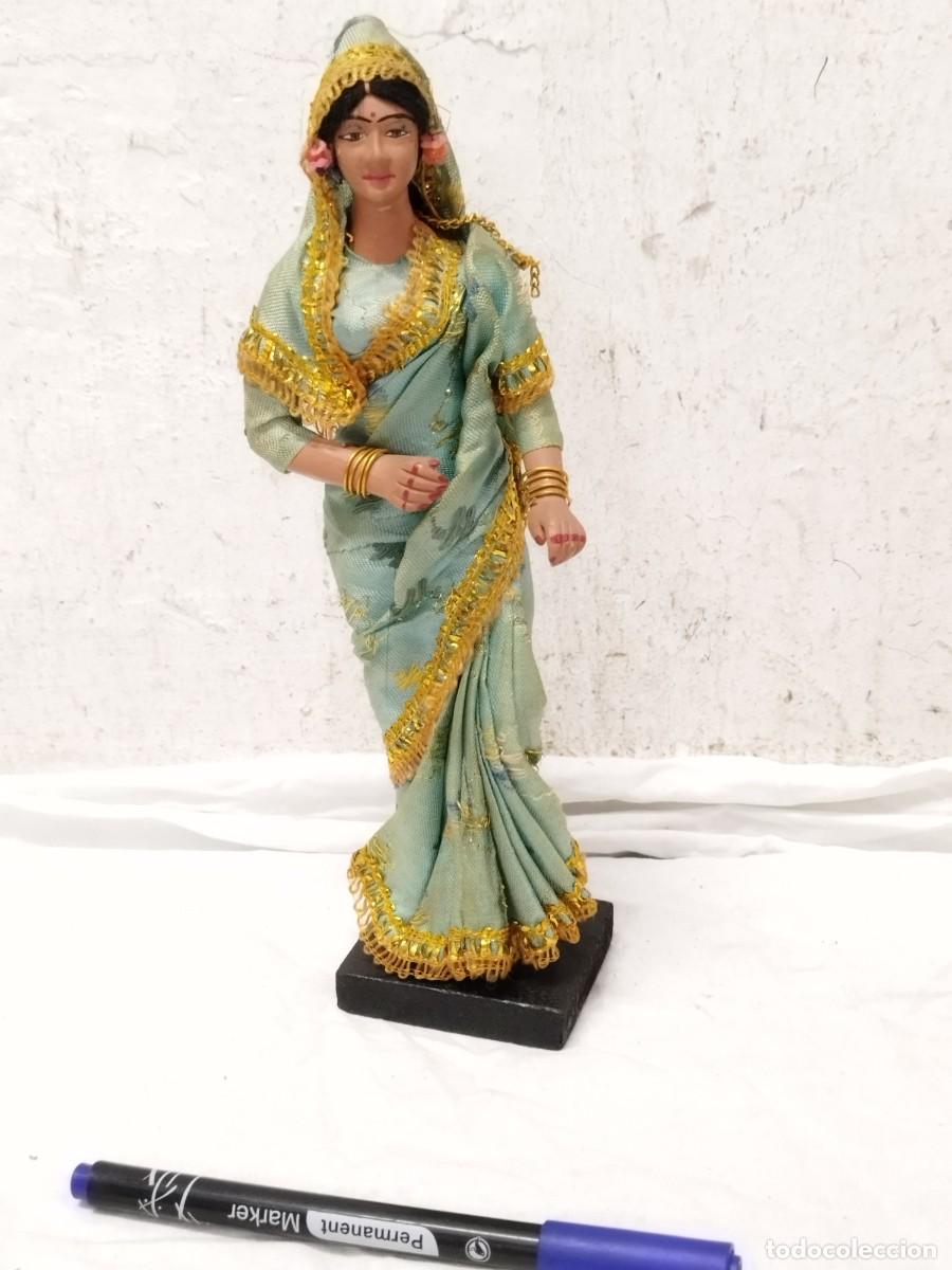 Arte: Antigua Mu&ntilde;eca India Vintage Hecha a Mano con Sari Tradicional y Base, A&ntilde;os 70/80 - Colecci&oacute;n.