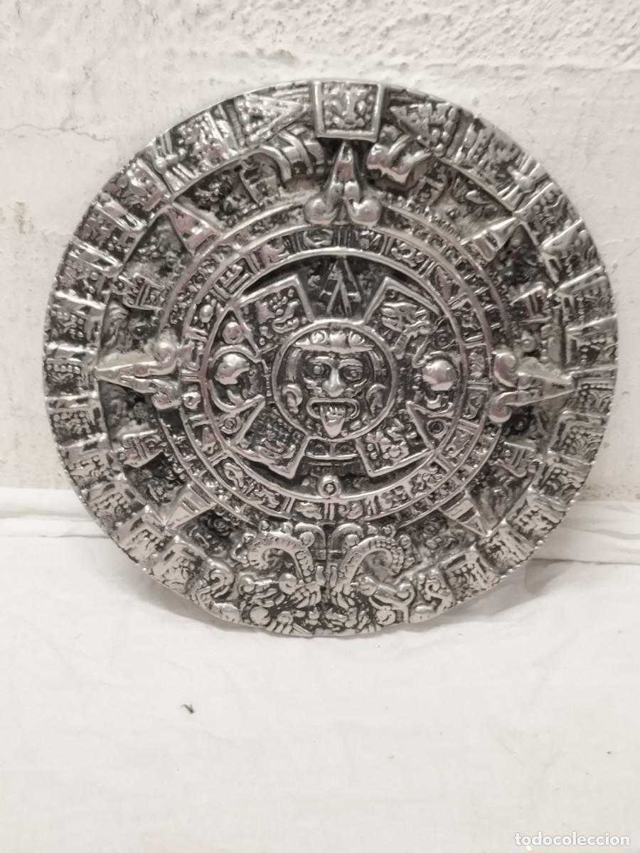 Arte: R&eacute;plica de Calendario Azteca Vintage en Relieve - Placa de Metal Plateado para Colgar.
