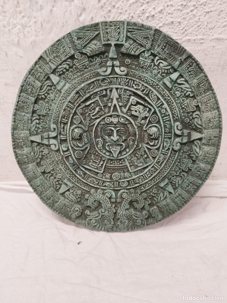 Arte: R&eacute;plica Piedra del Sol, Calendario Azteca Decorativo. Relieve Verde Envejecido. 26 cm aprox.