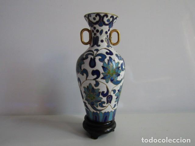 Arte: Jarr&oacute;n Chino en Esmalte Cloisonn&eacute; Miniatura - Flores de Loto, Asas y Peana de Madera - 12 cm VINTAGE