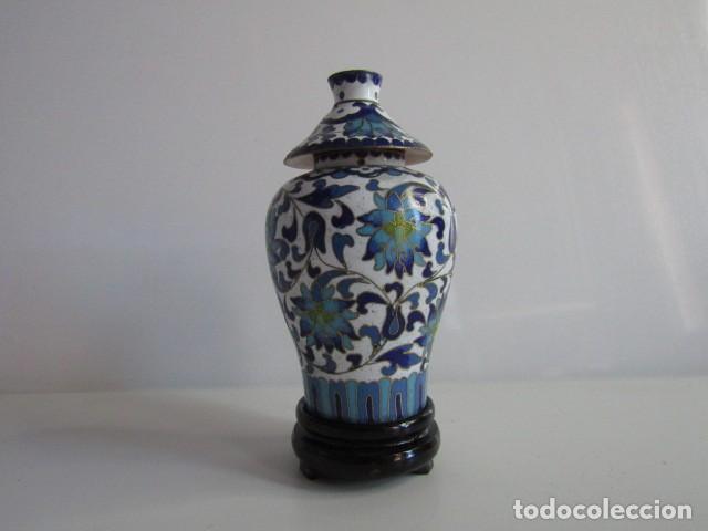 Arte: Precioso Tibor Bote de Jengibre Chino Cloisonn&eacute; Miniatura con Tapa y Peana de Madera Flores de Loto