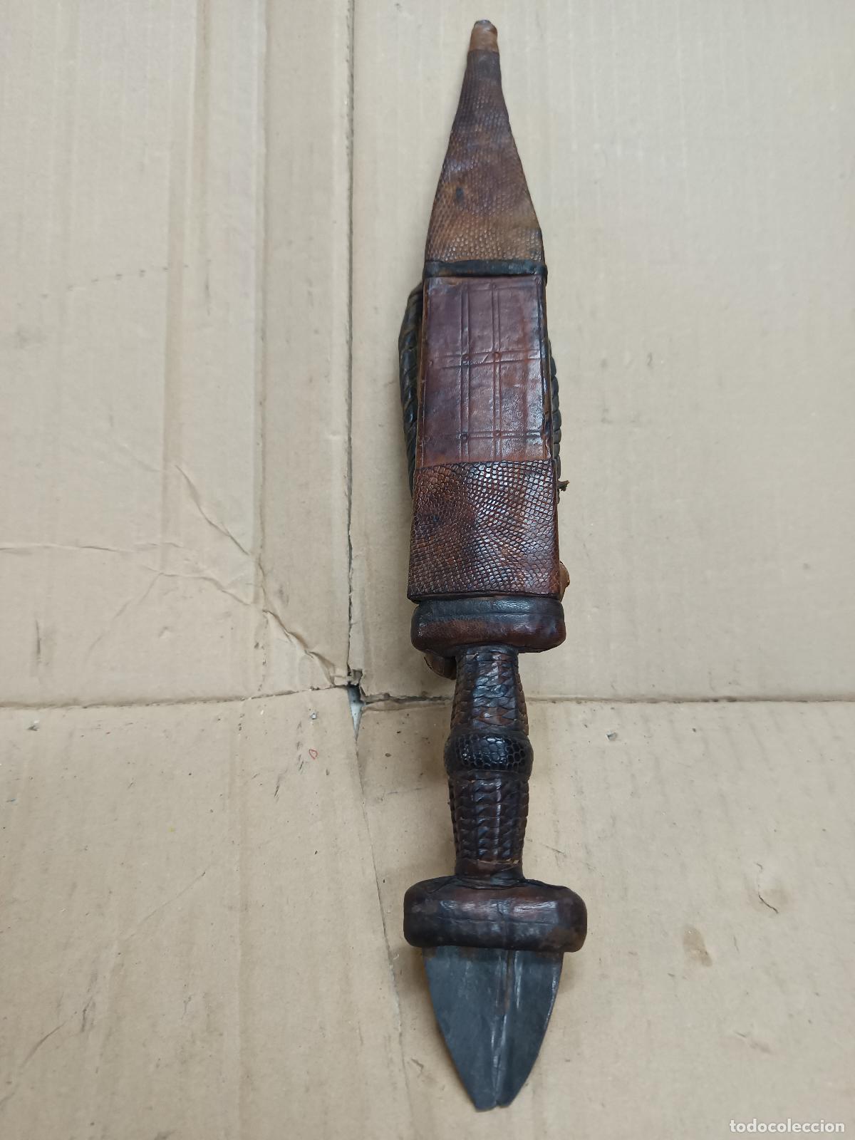 Arte: CUCHILLO DAGA DE BRAZO TUAREG, CON SU FUNDA PRINCIPIOS SIGLO XX, NORTE DE AFRICA, ARTE ETNICO
