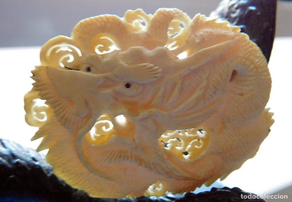 Arte: FIN SIGLO XIX &middot; ANTIGUO GRAN BROCHE CHINO 5.1CM &middot; ESCULTURA GRAN DRAG&Oacute;N DE MARFIL &middot;FIRMADO Y SELLOS