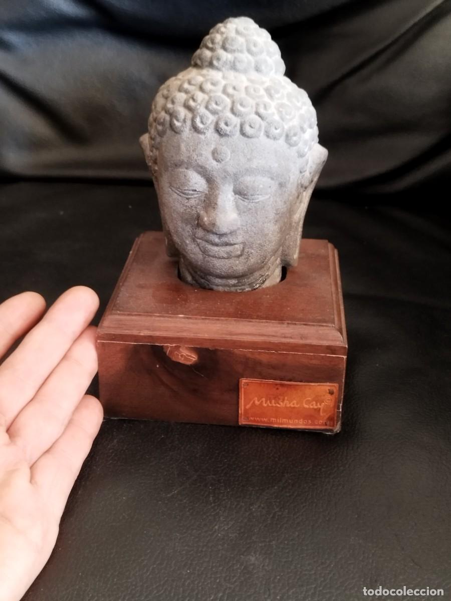 Arte: Cabeza de Buda Tallada en Piedra, Decoraci&oacute;n Oriental Zen sobre Peana de Madera - Edici&oacute;n Milmundos.