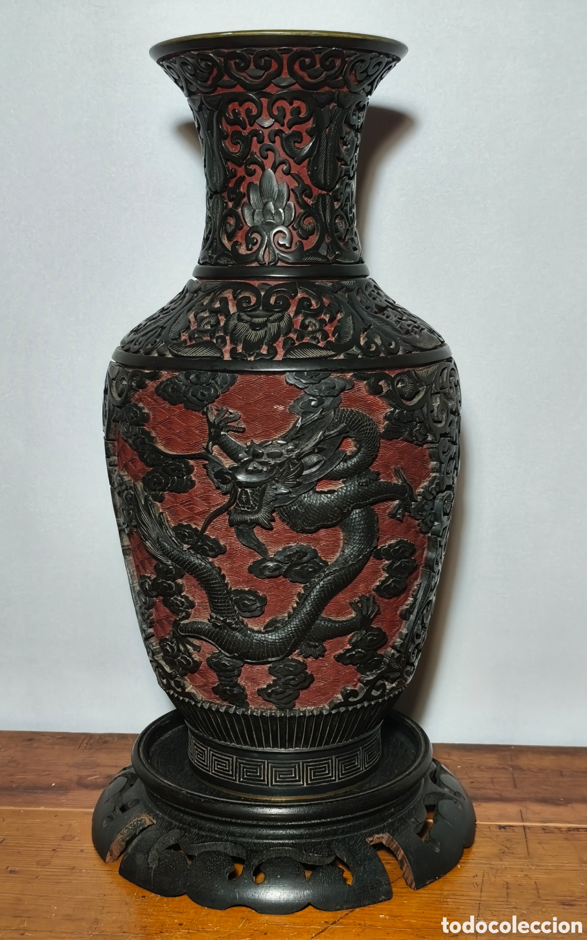 Arte: c. 1900 &bull; Gran jarr&oacute;n chino lacado y esmaltado tallado &bull; Cinabrio