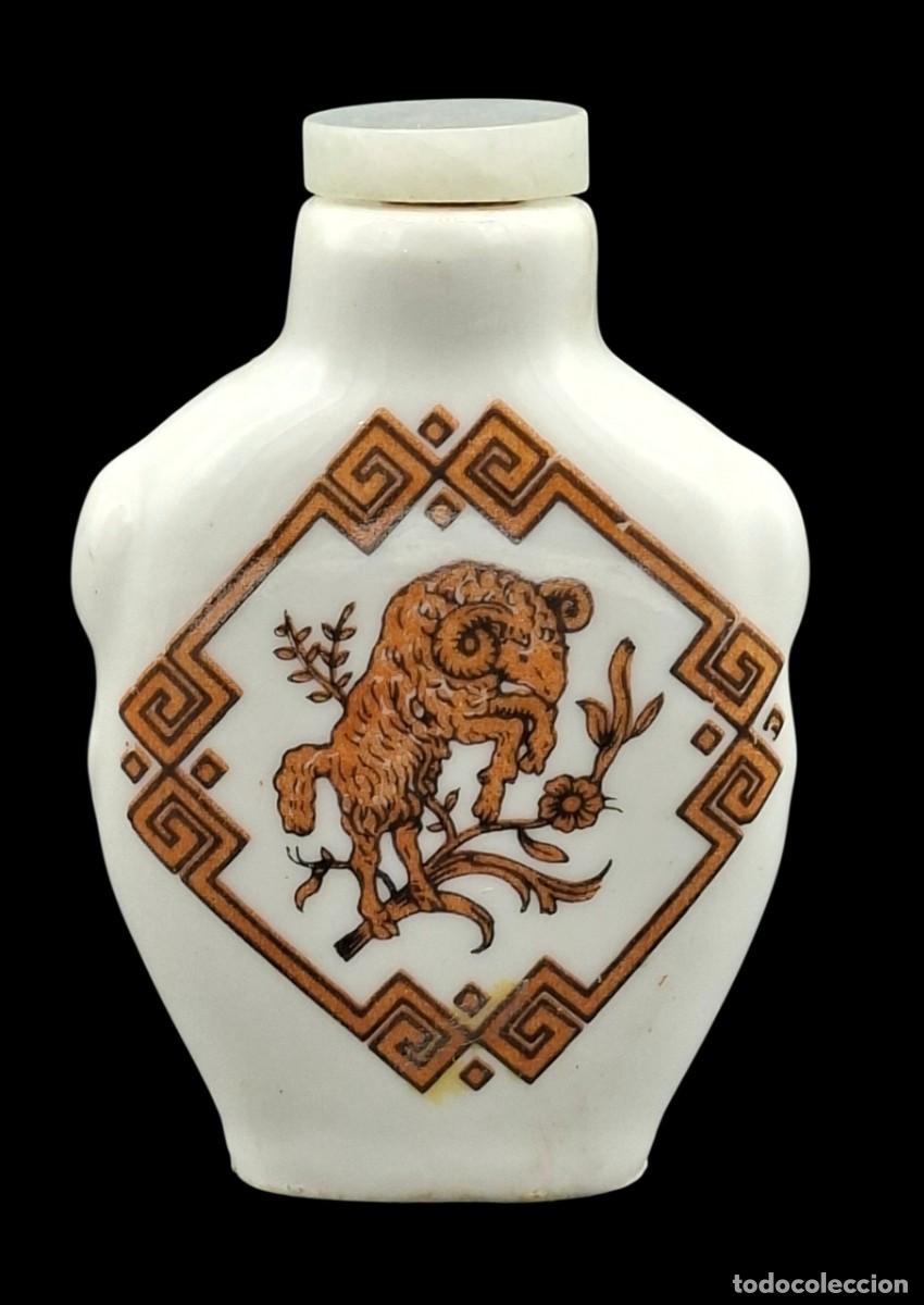 Arte: Frasco de rap&eacute; chino (snuff bottle) en porcelana blanca pintado a mano