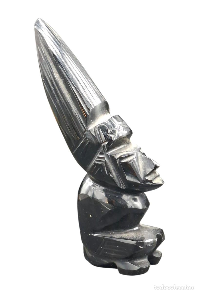 Arte: Figura de estilo prehispanico tallada a mano en obsidiana