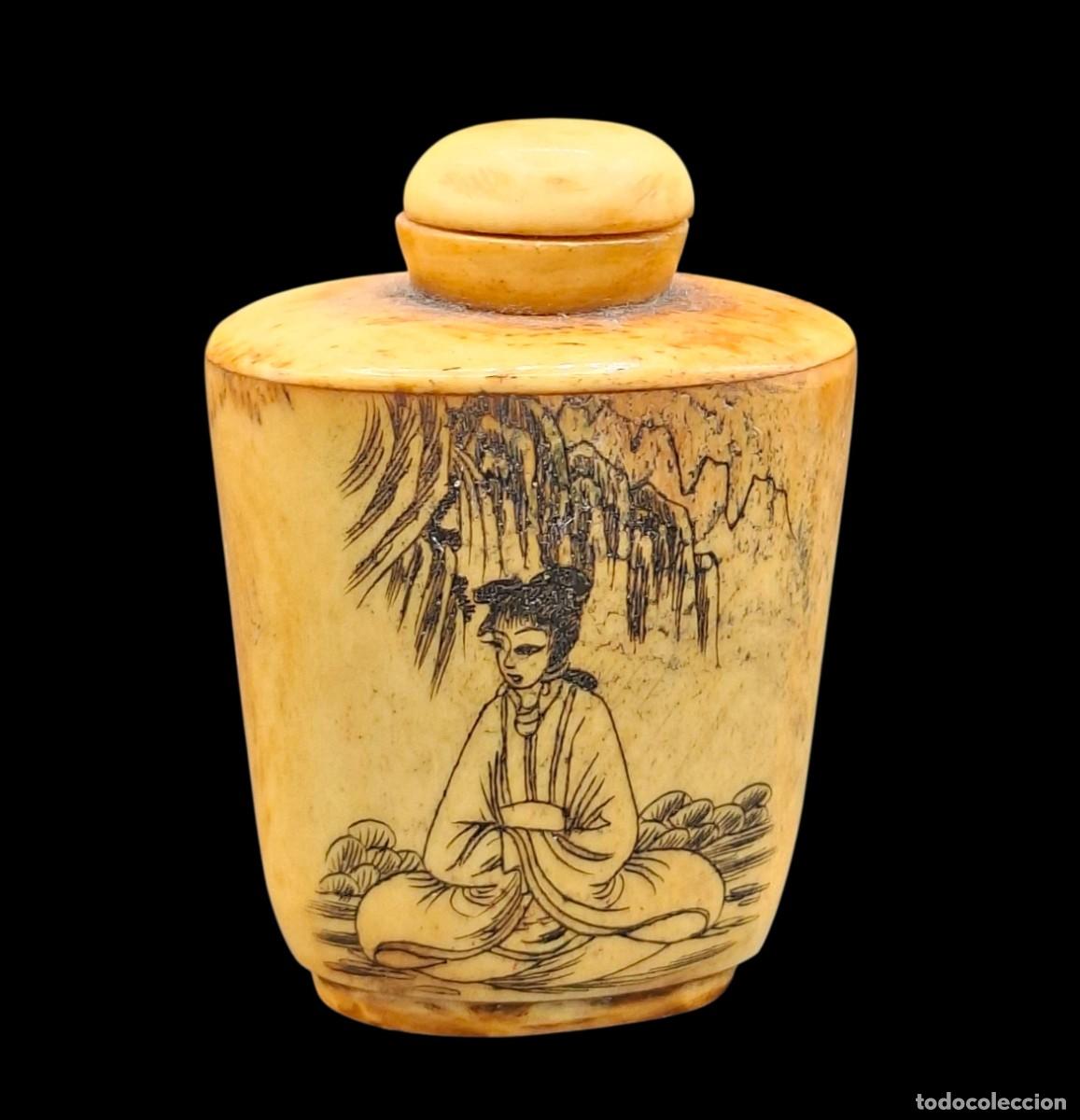 Arte: Snuff bottle chino tallado en hueso con decoracion de geishas