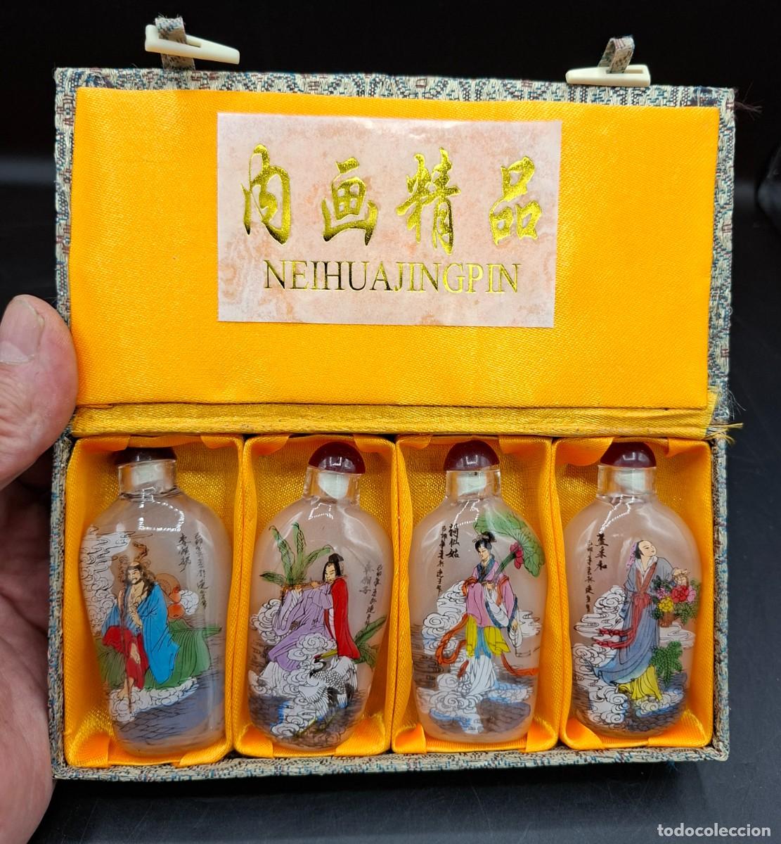 Arte: Conjunto de 4 botellas chinas de Snuff Bottle en su caja y pintadas a mano en el interior
