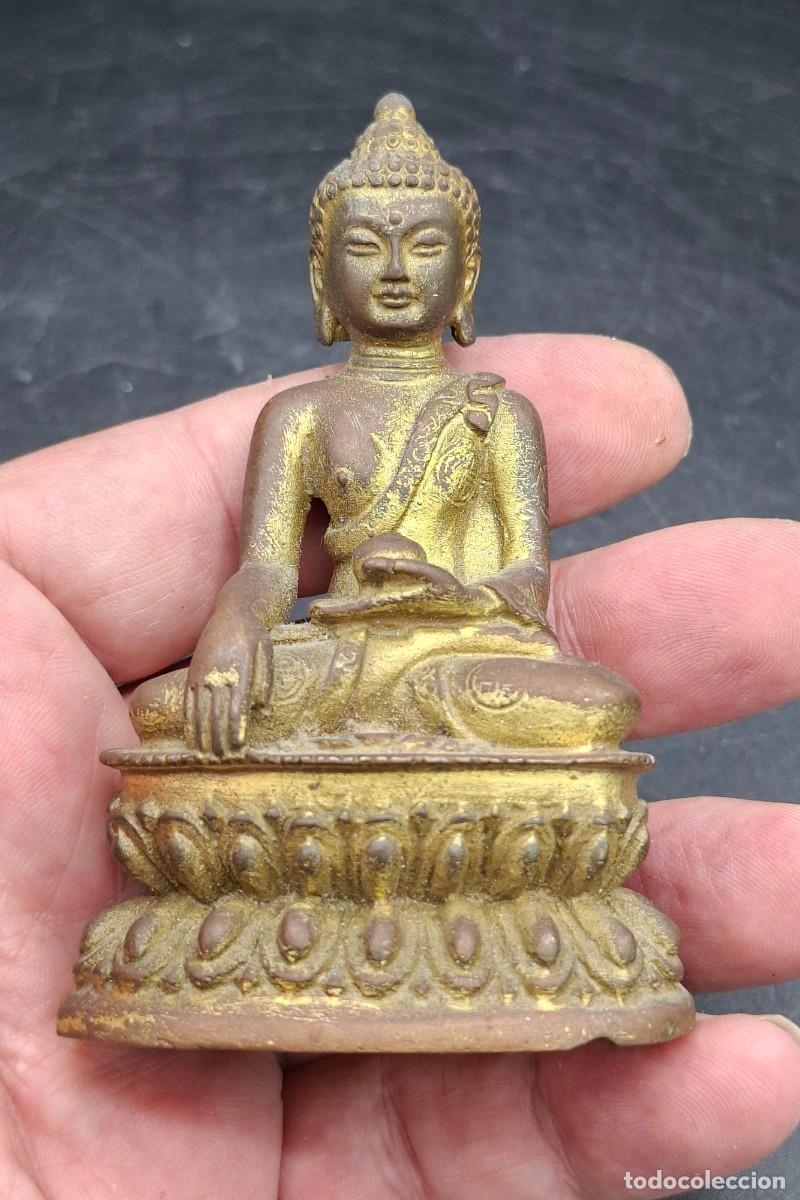 Kunst: Figura de Buda Shakyamuni de bronce esculpida al estilo tradicional del arte budista