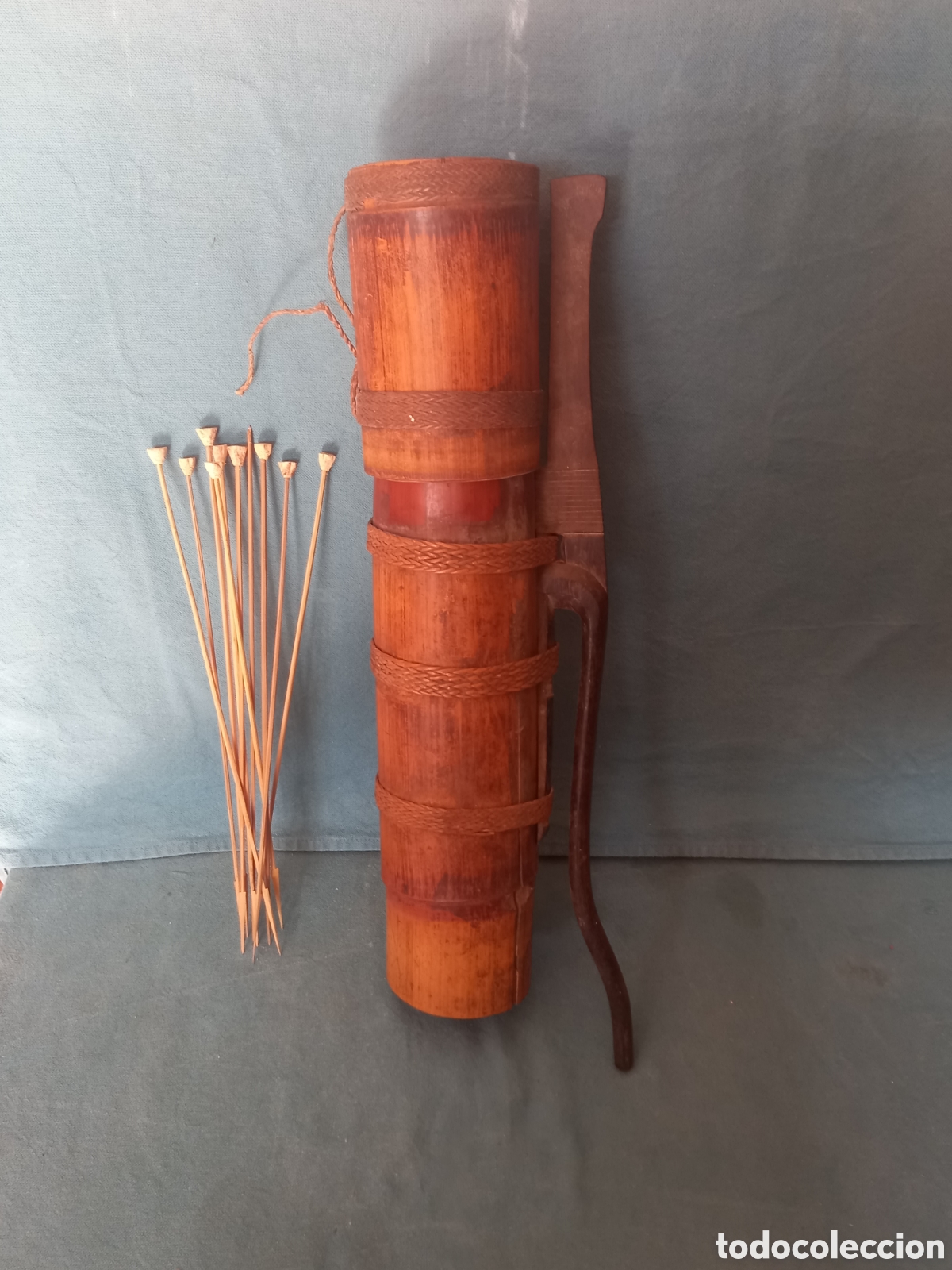 Art: Antiguo Carcaj, porta dardos para cerbatana, de bamb&uacute; y asa de madera tallada. Filipinas o Indonesia