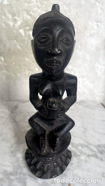 Arte: Estatua / Figura con Ofrenda (Bowl Bearer) Yoruba. 17 cm