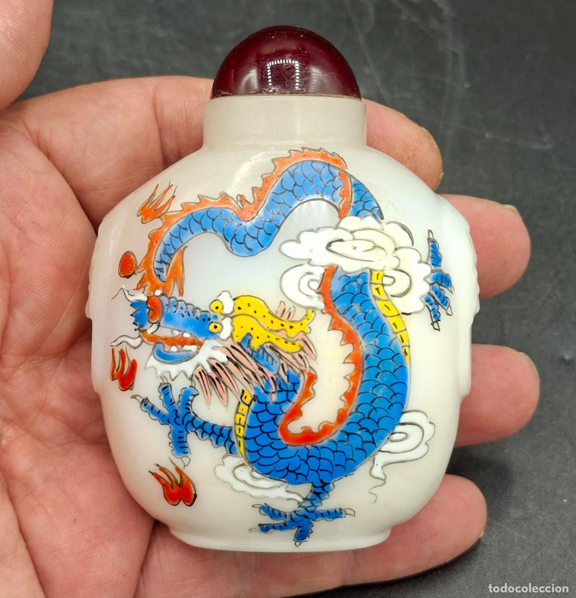 Arte: Snuff bottle chino en porcelana tallada y pintada a mano con dragones