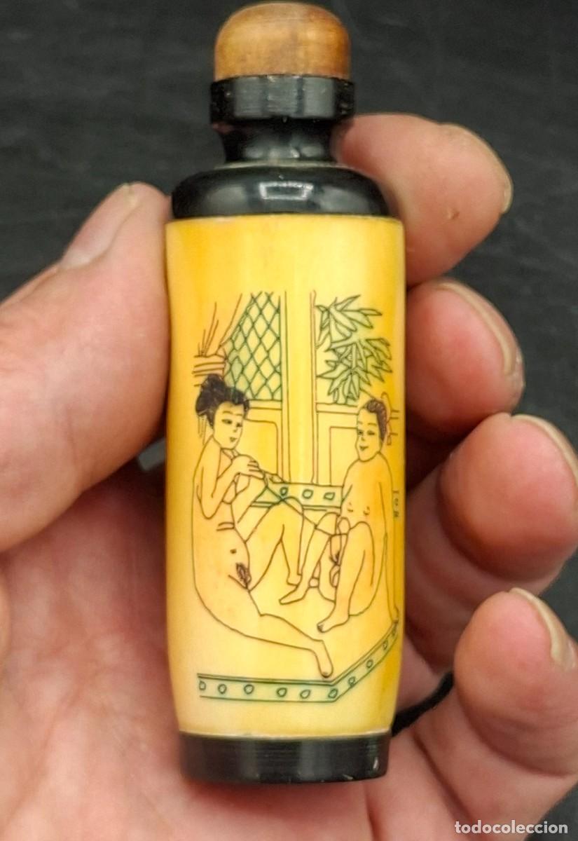 Arte: Snuff bottle chino tallado en hueso grabado con escenas eroticas