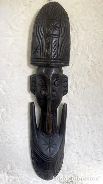 Kunst: M&aacute;scara decorativa tallada en madera. 43 x 9 cm