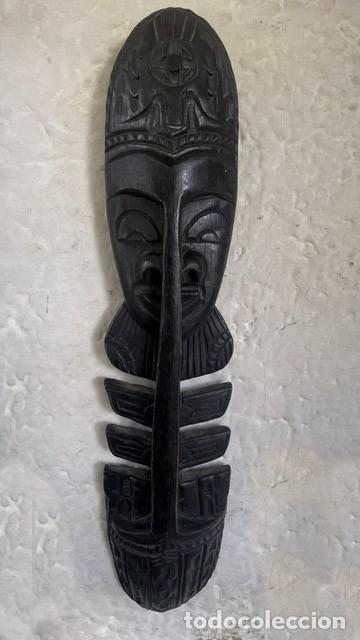 Kunst: M&aacute;scara decorativa tallada en madera. 43 x 9 cm