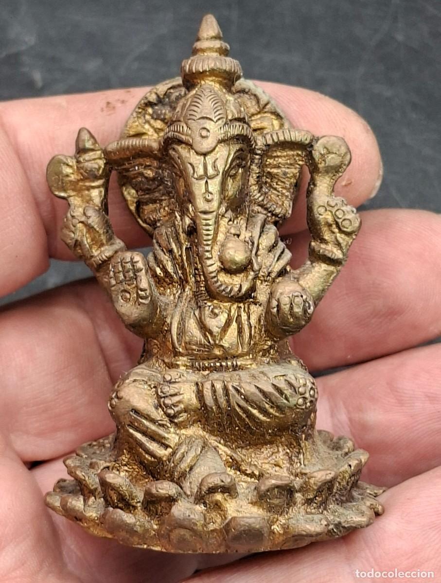 Arte: Amuleto del bronce del dios Ganesha con cabeza de elefante