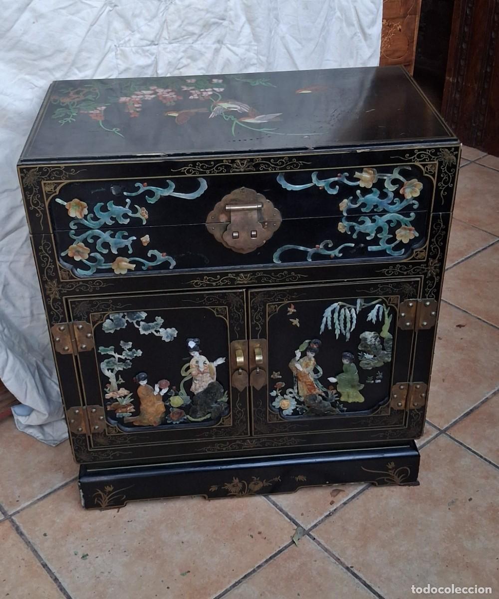 Arte: Mueble auxiliar chino lacado y con aplicaciones de piedras jabonosas.