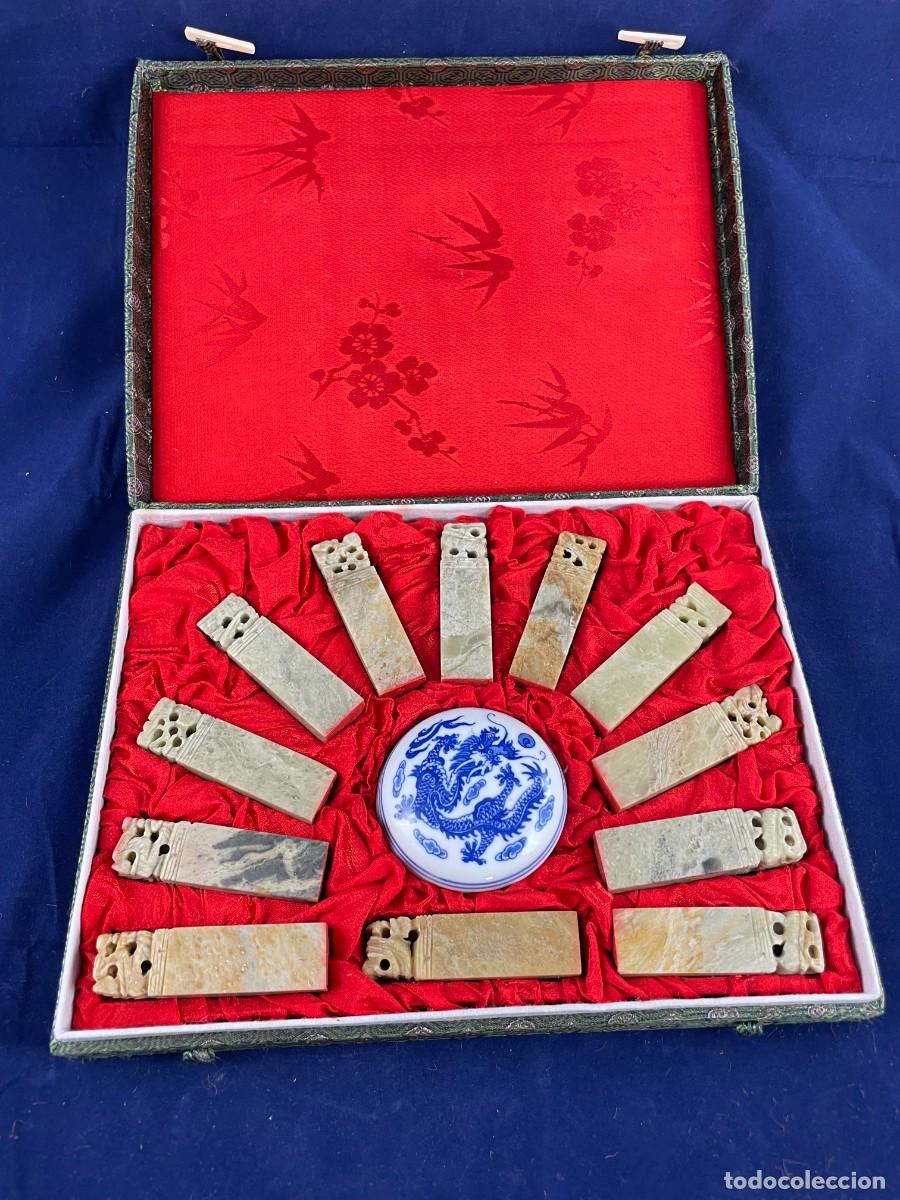 Arte: Caja de 12 sellos chinos del zodiaco en piedra tallada con tinta roja y estuche, muy buen estado.