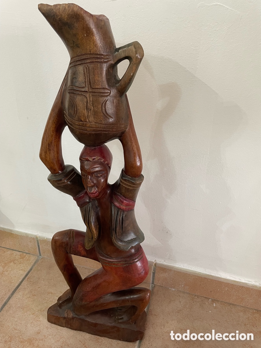 Arte: Figura de madera: hombre con jarr&oacute;n
