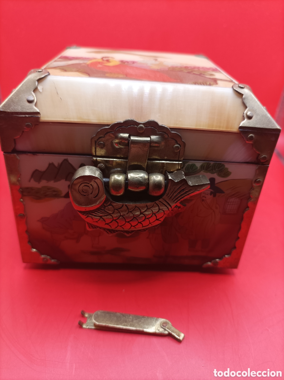 Arte: Caja china enhueso policromado y lacado con cierre