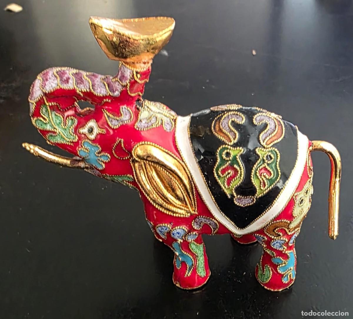 Arte: Elefante oriental de la suerte en esmalte cloisonn&eacute; policromado con detalles dorados
