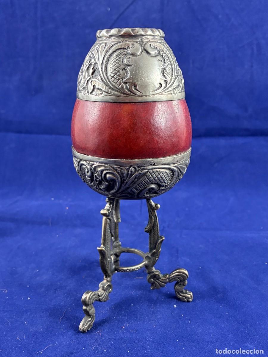 Arte: Mate argentino de calabaza roja y metal plateado con tr&iacute;pode ornamentado. Sin usar 17 cm