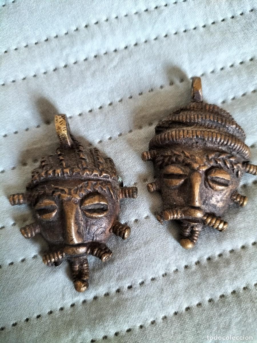 Arte: Antiguas peque&ntilde;as m&aacute;scaras pasaporte africana en bronce. Amuleto original. Tipo Baoul&eacute;.