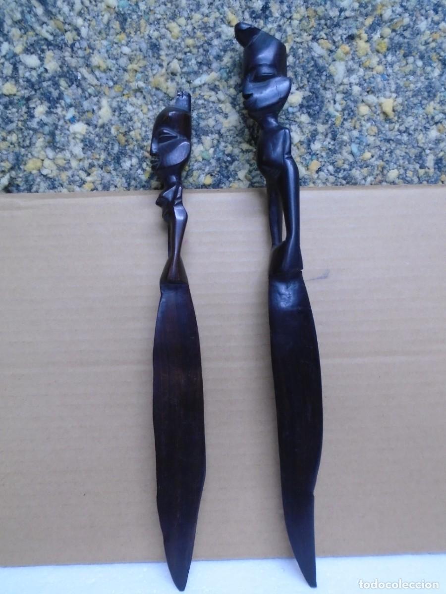 Arte: PAREJA DE ESCULTURAS/CUCHILLOS AFRICANOS/MADERA DE EBANO TALLADA/37-33 CM.